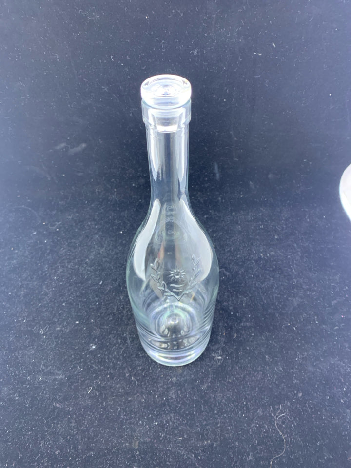 CLEAR GLASS DECANTER W/ EMBOSSED SUN GLASS CORK.