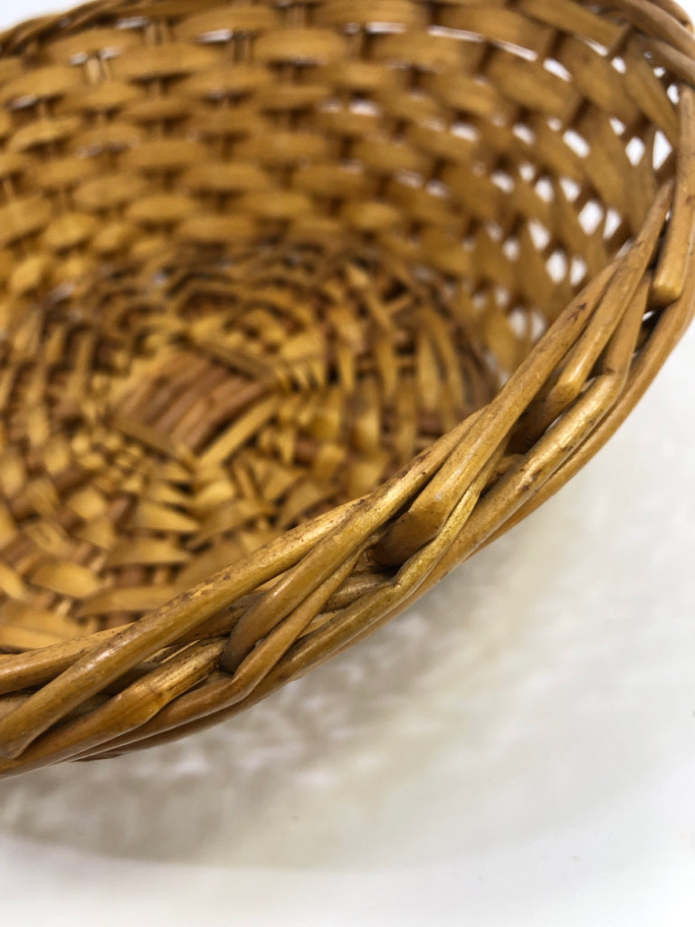 ROUND WOVEN BASKET.
