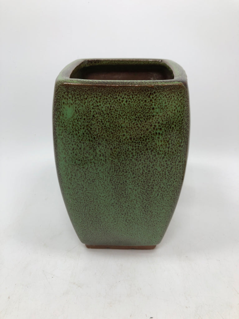 GREEN SPECKLED SQUARE PLANTER.