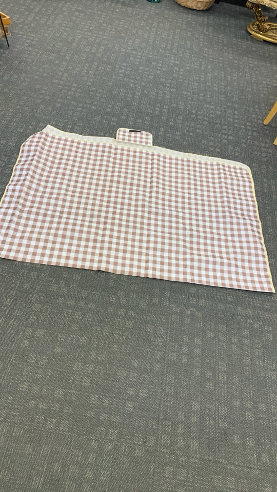 BROWN CHECKERED FOLD-TO-BAG PICNIC BLANKET.