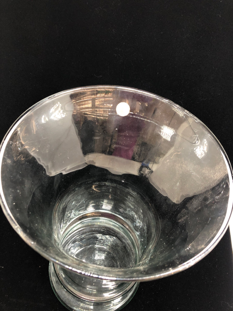 RECYCLED GREEN GLASS VASE MADE IN MEXICO.