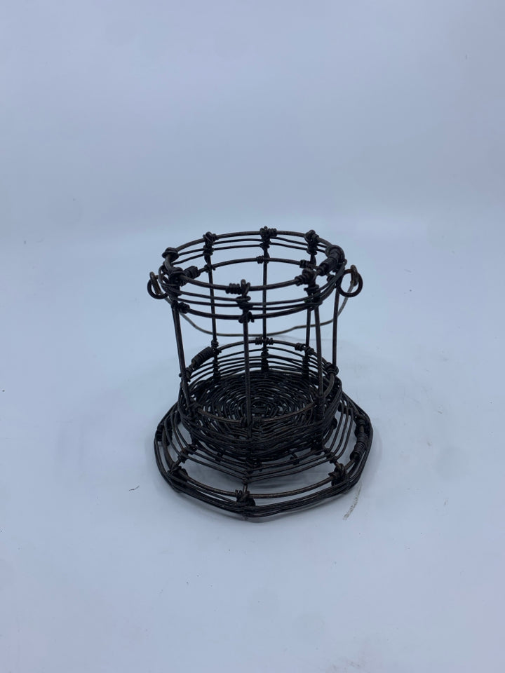 METAL WIRE PENCIL CUP.