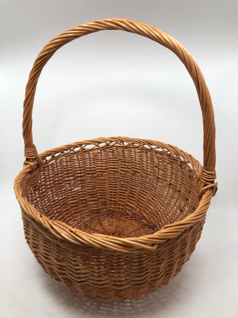 ROUND WOVEN BASKET W/HANDLE.