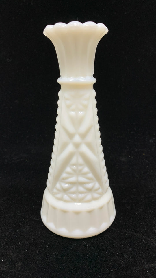 VTG MILK GLASS BUD VASE W/RUFFLE EDGE.