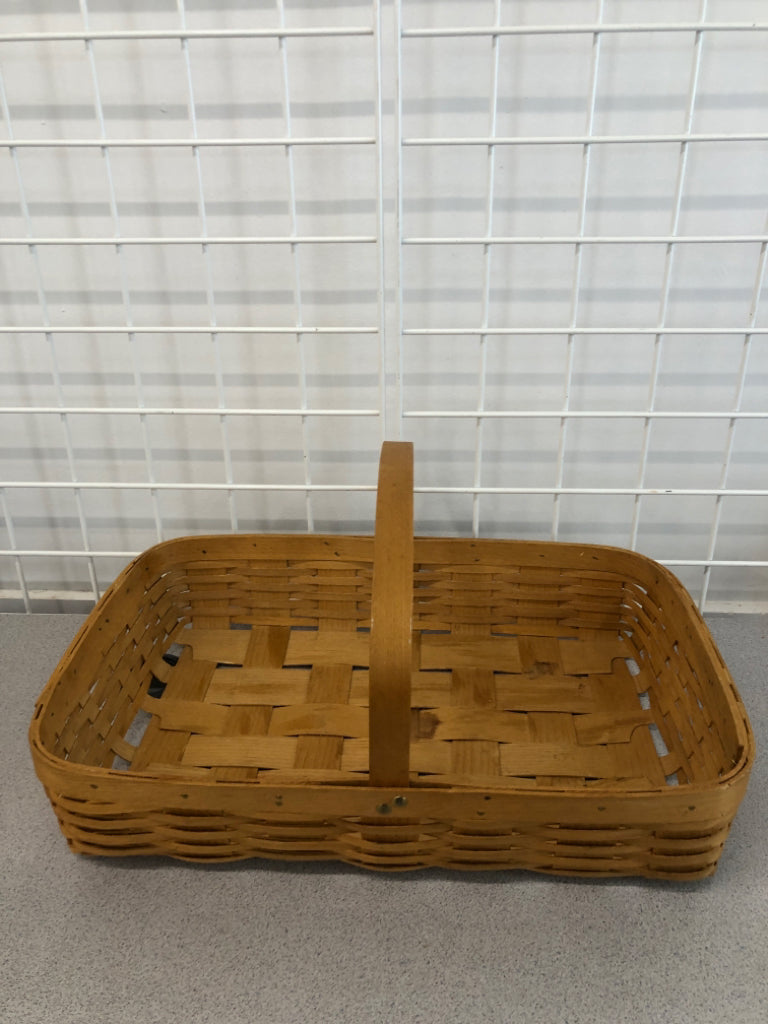 SHALLOW WOVEN BASKET W/WOODEN HANDLE.