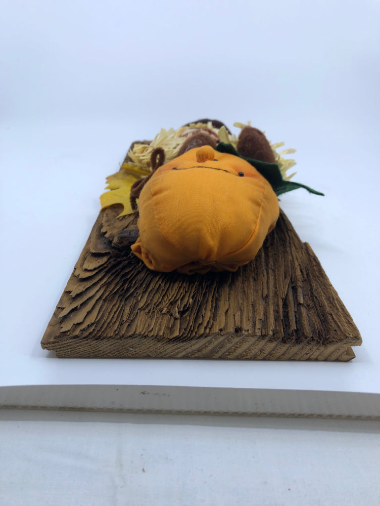 PUMPKIN WOOD WALL HANGING.