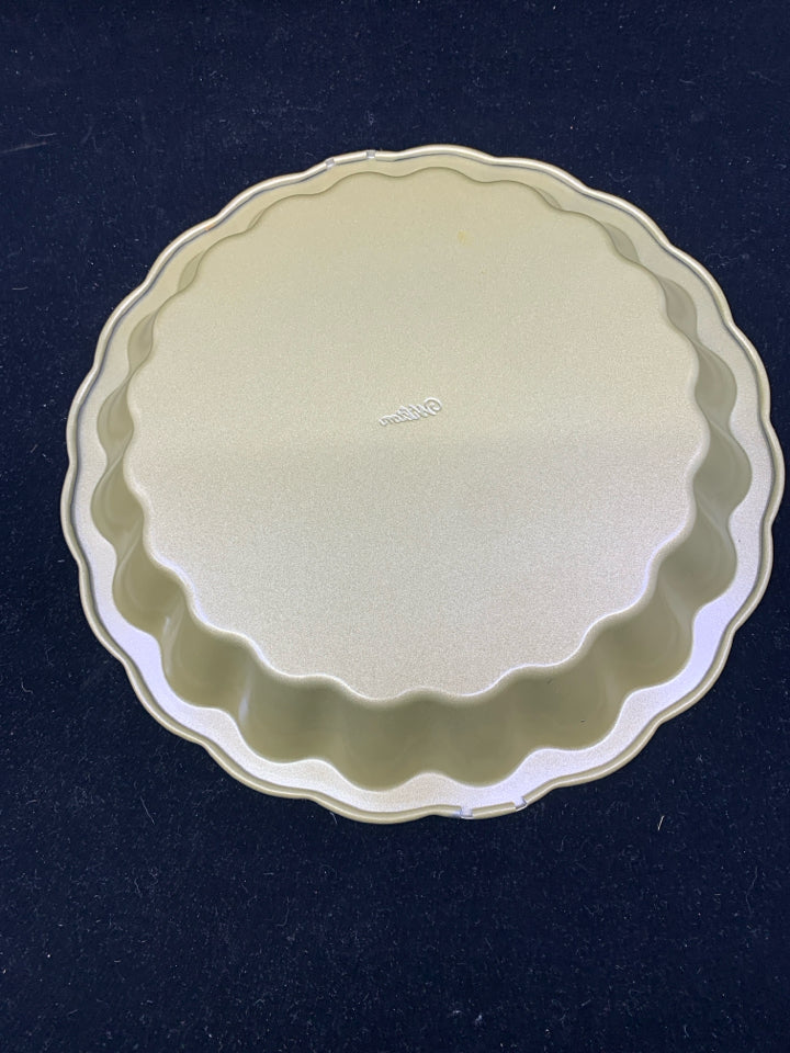 WILTON PIE DISH.