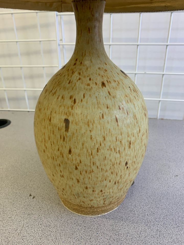 TAN POTTERY SPECKLED BASE LAMP W/ BURLAP SHADE.