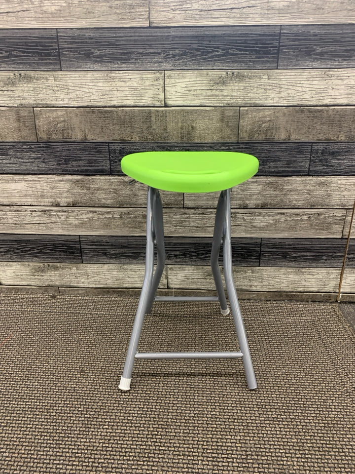 COLLAPSIBLE GREEN SEAT STOOL.