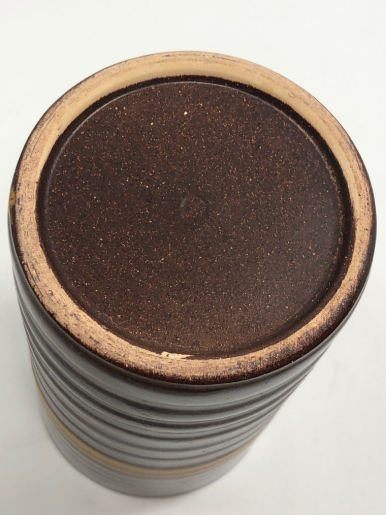 BROWN SPECKLED STONEWARE CUP VASE.