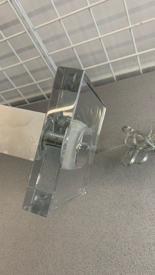 MARBLE AND GLASS BASE LAMP W/CREAM SHADE.