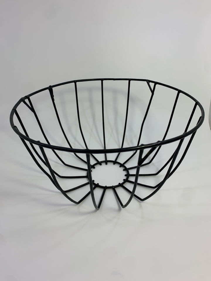 ROUND BLACK WIRE PLANTER.