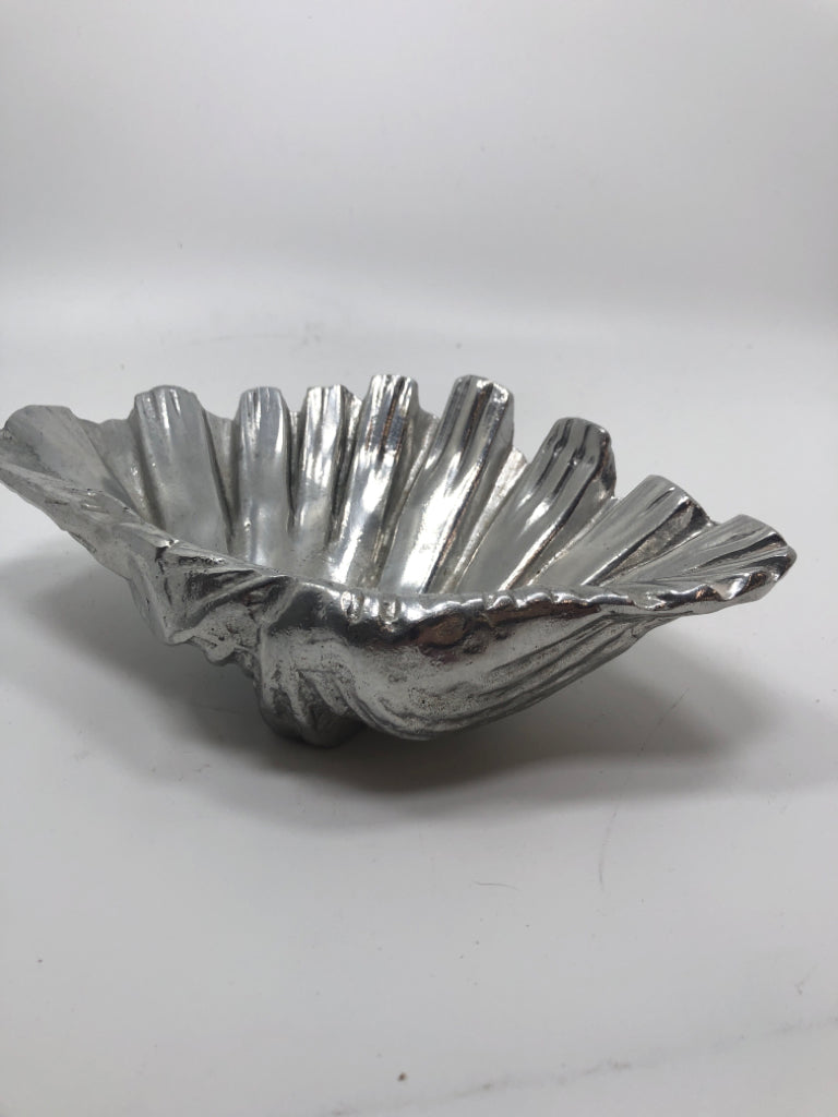 VTG ARTHUR COURT DESIGNS ALUMINUM CLAM SHELL.