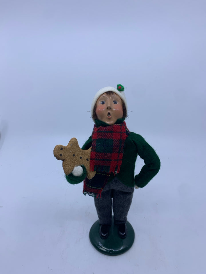 1996 BYERS CHOICE LITTLE BOY HOLDING GINGERBREAD.