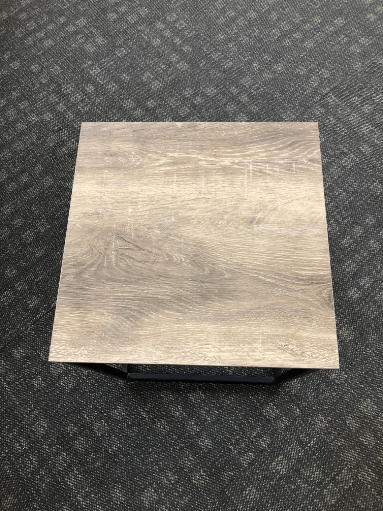 WOODEN & METAL END TABLE.