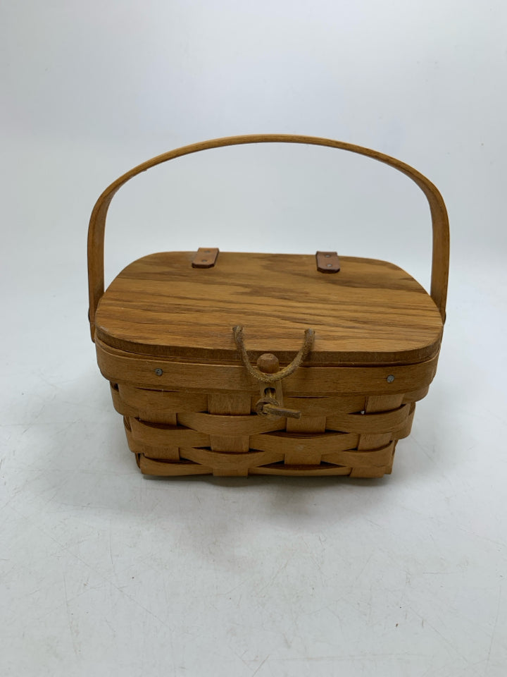WOVEN SMALL BASKET W/ LID & HANDLE.