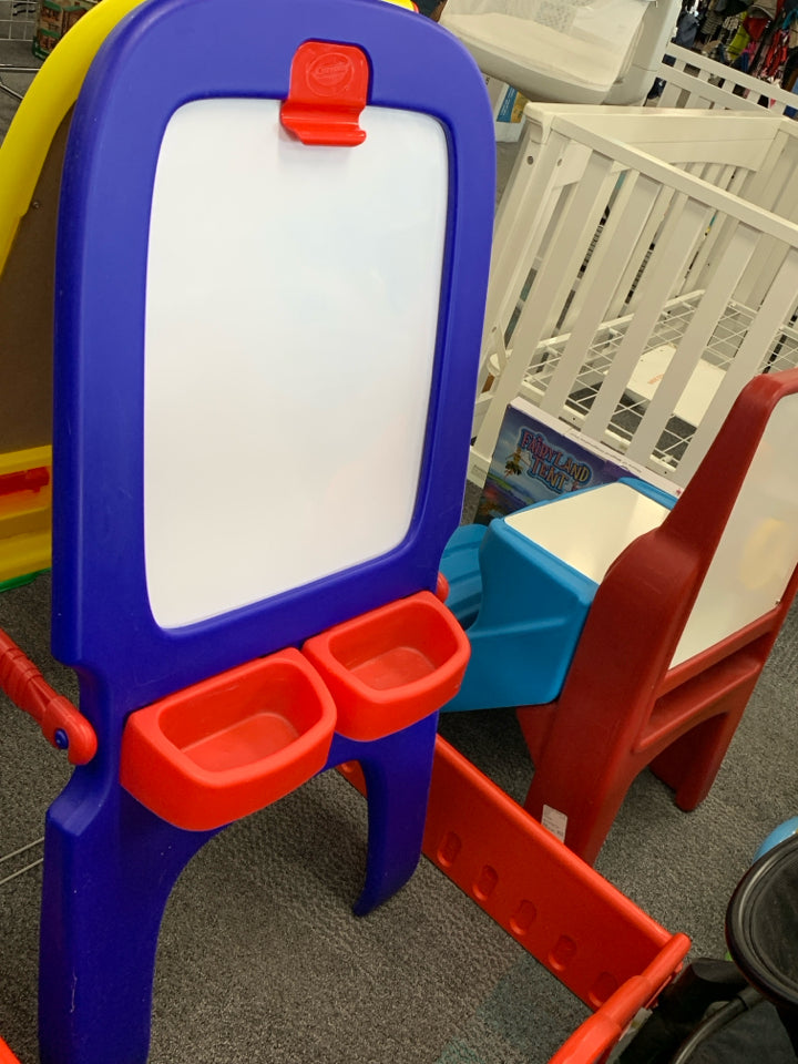 Crayola Qwikflip 2-Sided Easel, Dry Erase Board & Chalkboard *minor scratch/wear