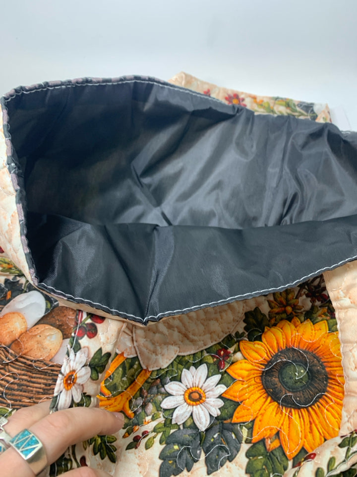 NWT QUILTED ZYQOL CHICKEN W/ BANDANA EFFS & SUNFLOWERS.