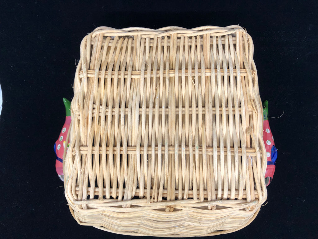 SQUARE BLONDE BASKET W/ GREEN TRIM CERAMIC SALMON HANDLES.