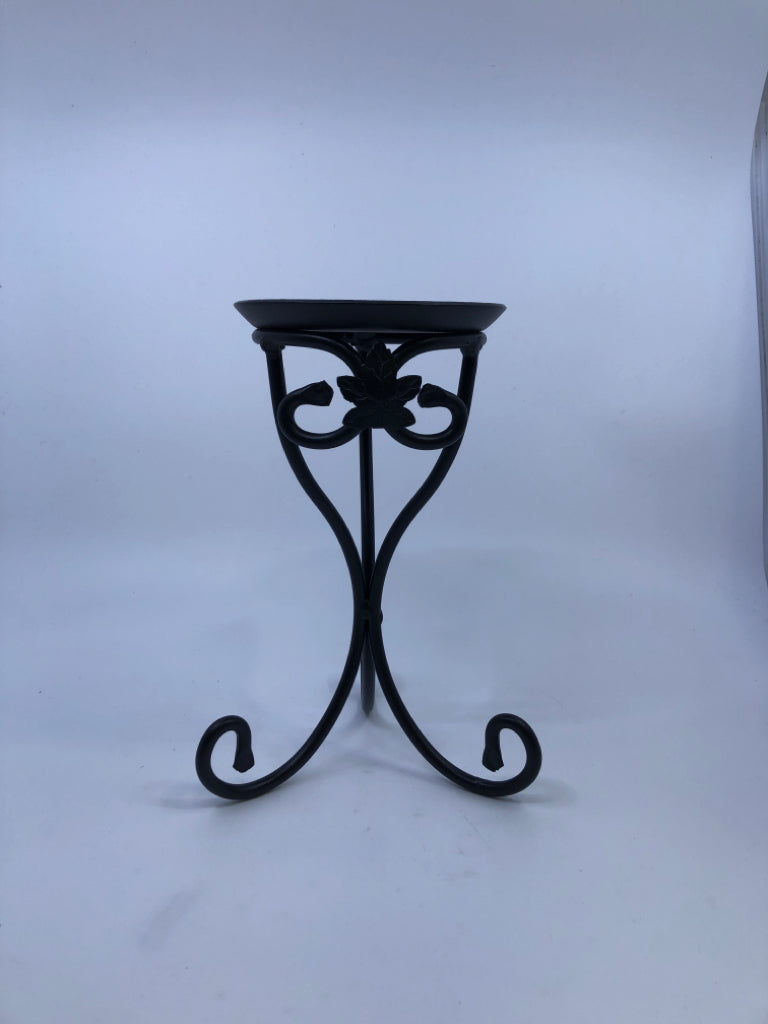 PILLAR CANDLE HOLDER W MAPLE LEAF.