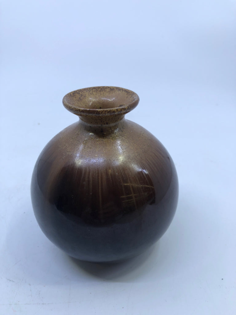 BROWN CERAMIC ROUND BUD VASE.
