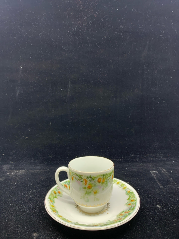 VTG DEMITASSE TEA CUP/SAUCER DAISY DESIGN.