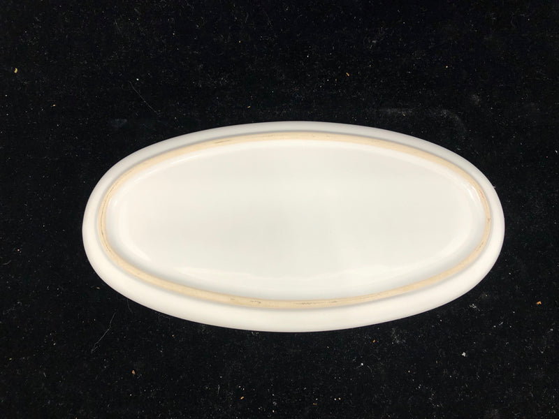 WHITE CERAMIC GRAVY BOAT AND PLATE.