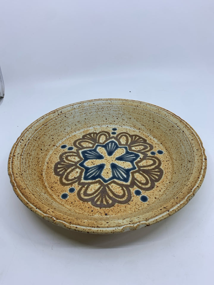 CERAMIC PIE PLATE BROWN/BLUE DESIGN SPECKLED.