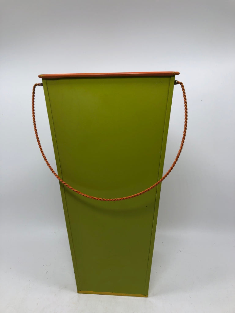 GREEN METAL WALL POCKET W/BUTTERFLIES.