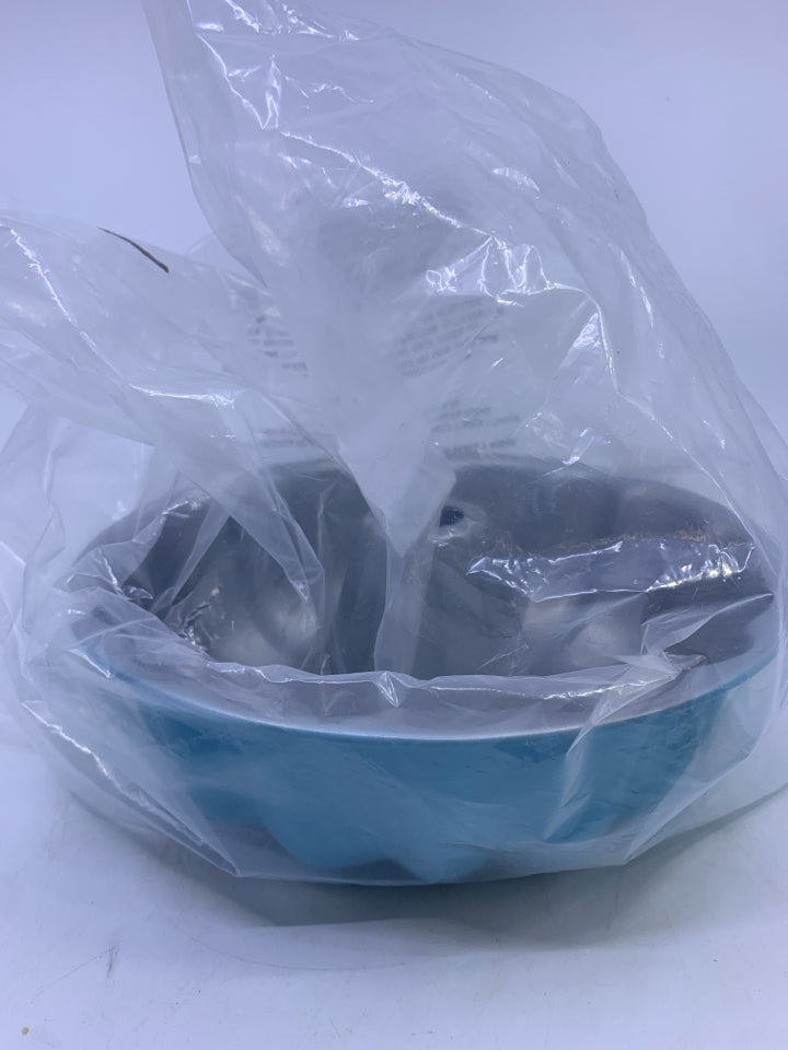 NIP TEAL  FLUTED BUNDT PAN 1603