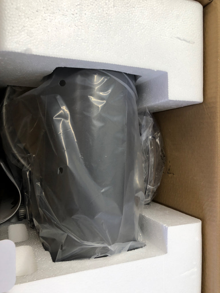 NIB PROFESSIONAL METAL BODY STAND MIXER.