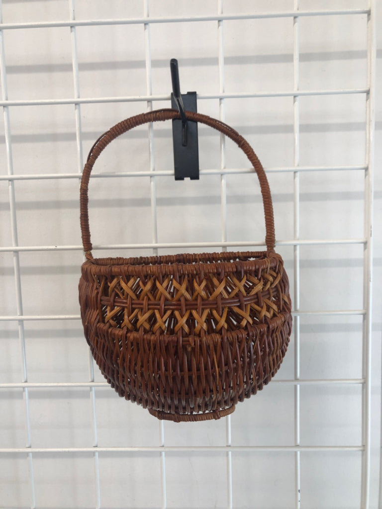 ROUND WICKER WALL BASKET.