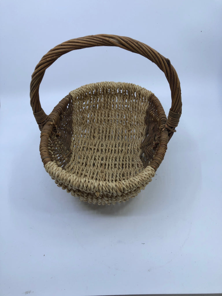 2 TONED OVAL BASKET W/ HANDLE.