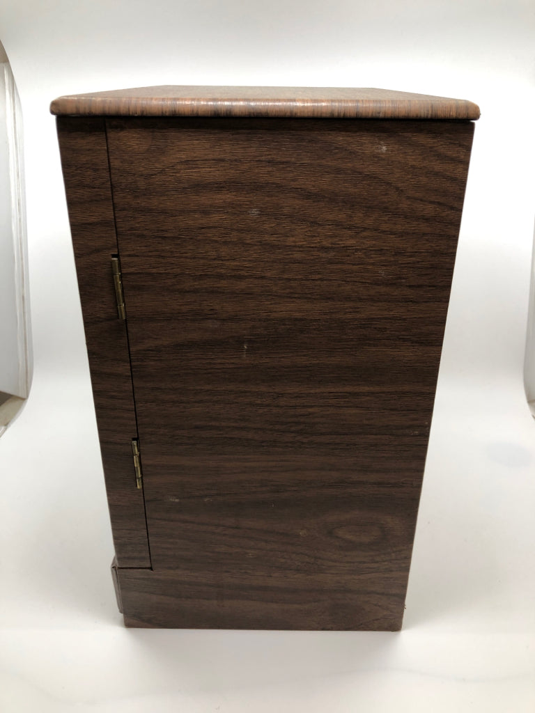 6 DRAWER WOOD JEWELRY BOX W/NECKLACE STORAGE.