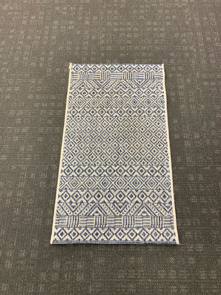 SAFAVIEH "COURTYARD" WHITE/BLUE AZTEC PATTERN.