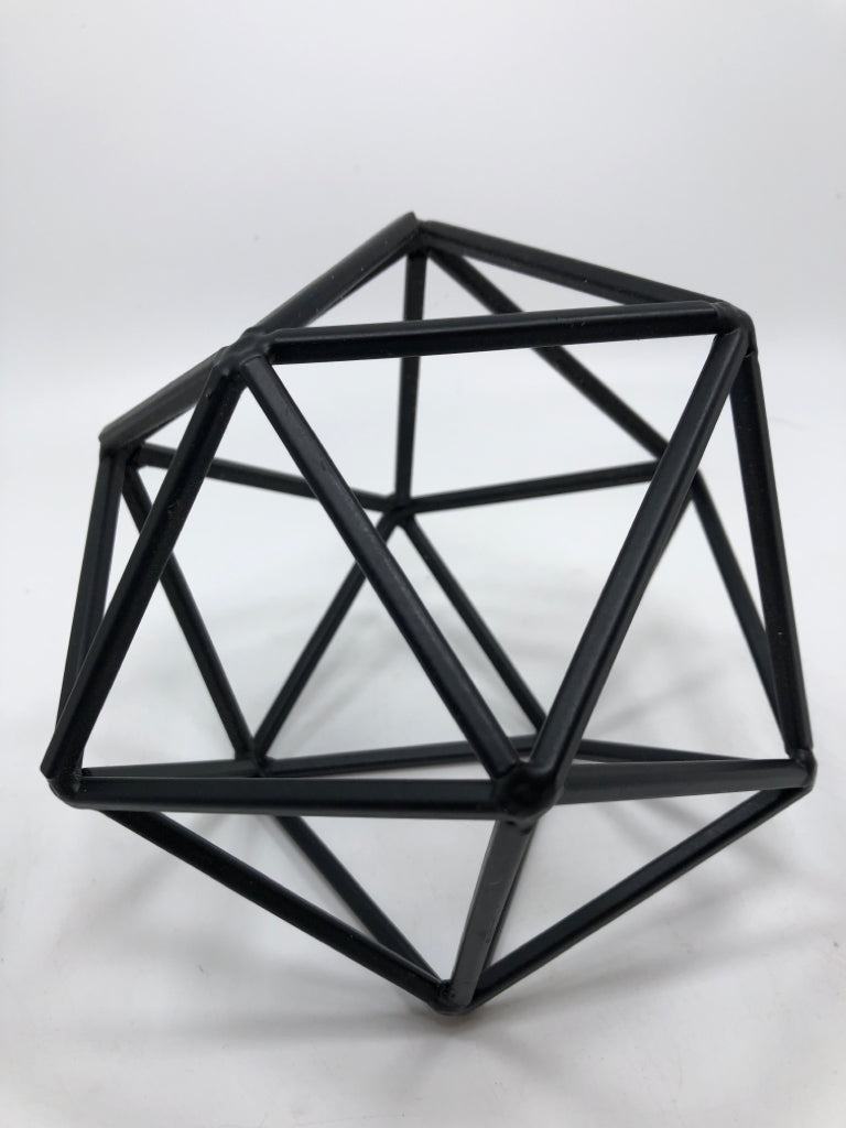 GEOMETRIC METAL DECOR.