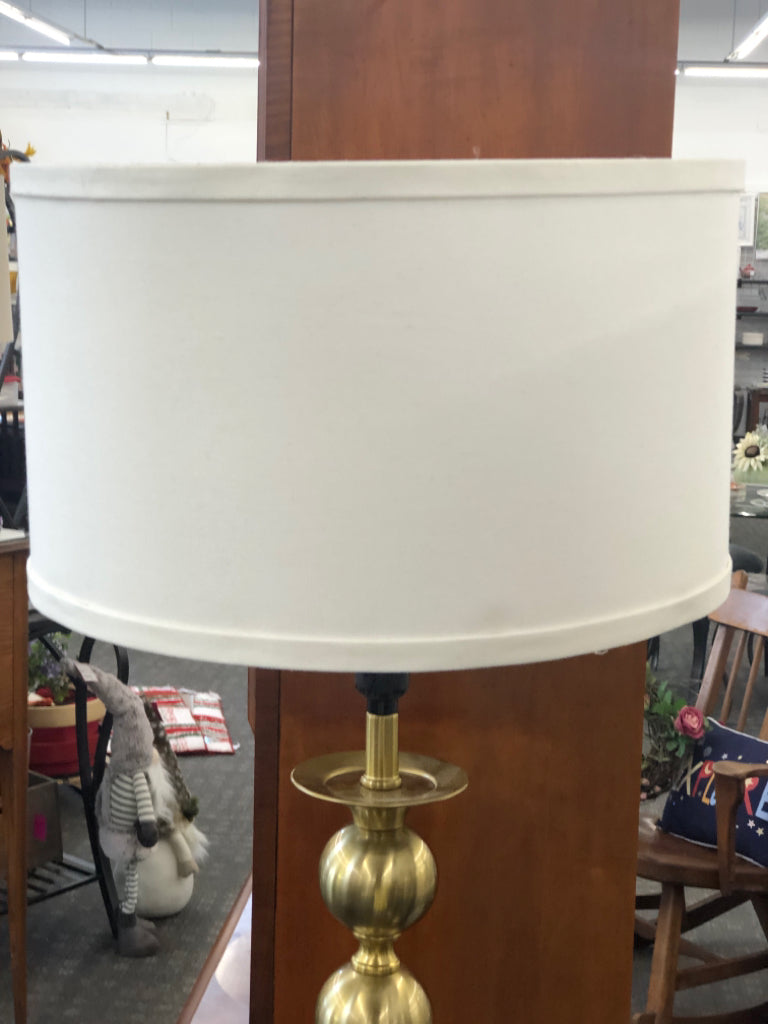 GOLD METAL BASE FLOOR LAMP W/ WHITE SHADE.
