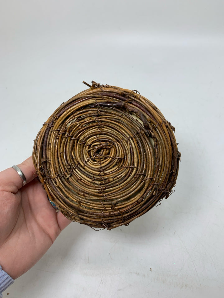8 PAPER BIRD COASTERS IN BIRDS NEST HOLDER.