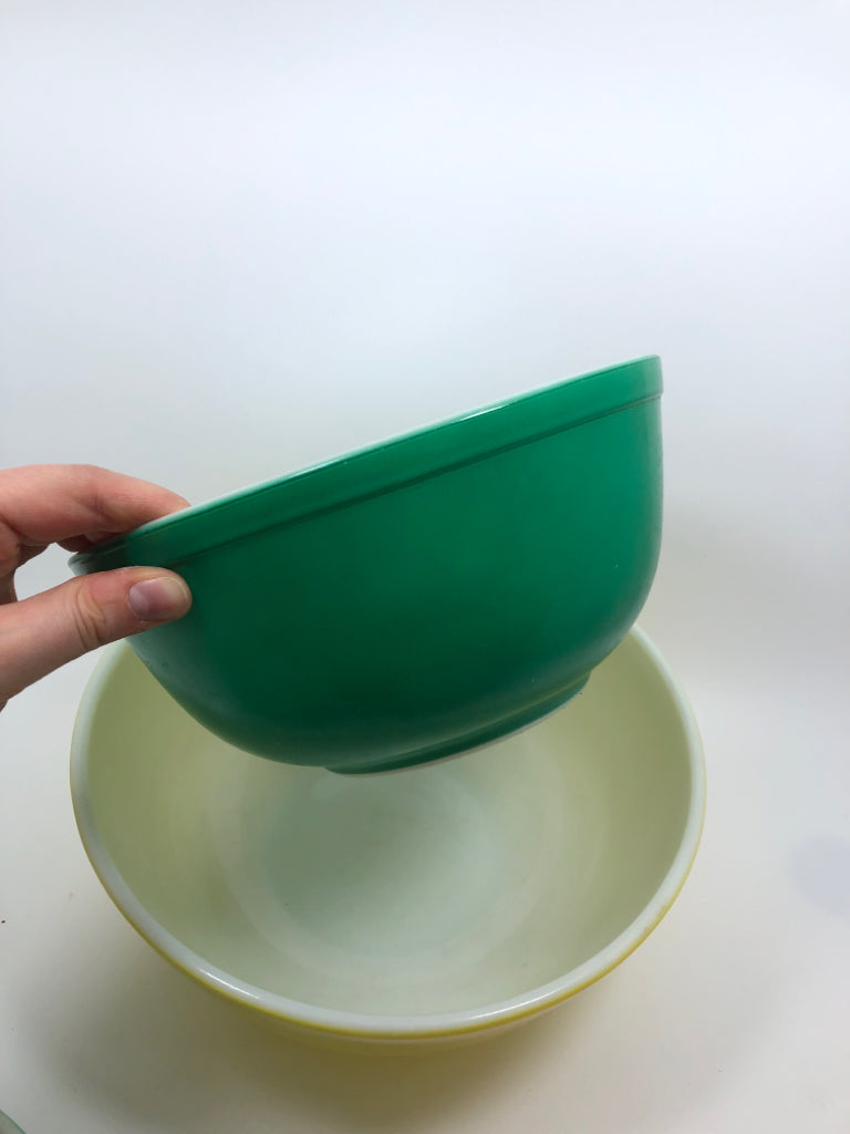 4PC VTG COLORFUL PYREX MIXING BOWLS.