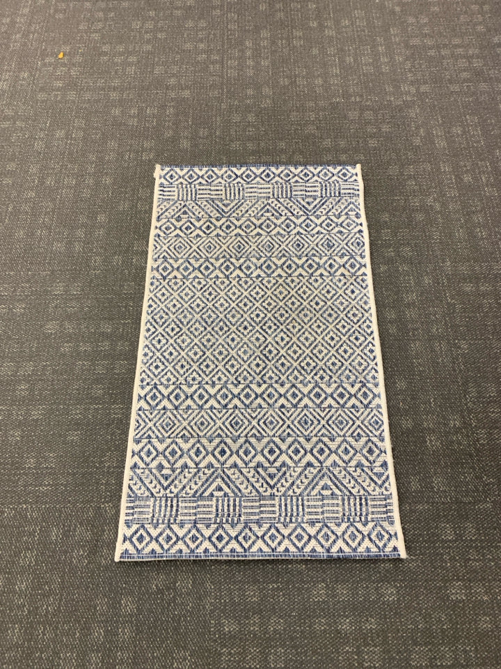 SAFAVIEH "COURTYARD" WHITE/BLUE AZTEC PATTERN.