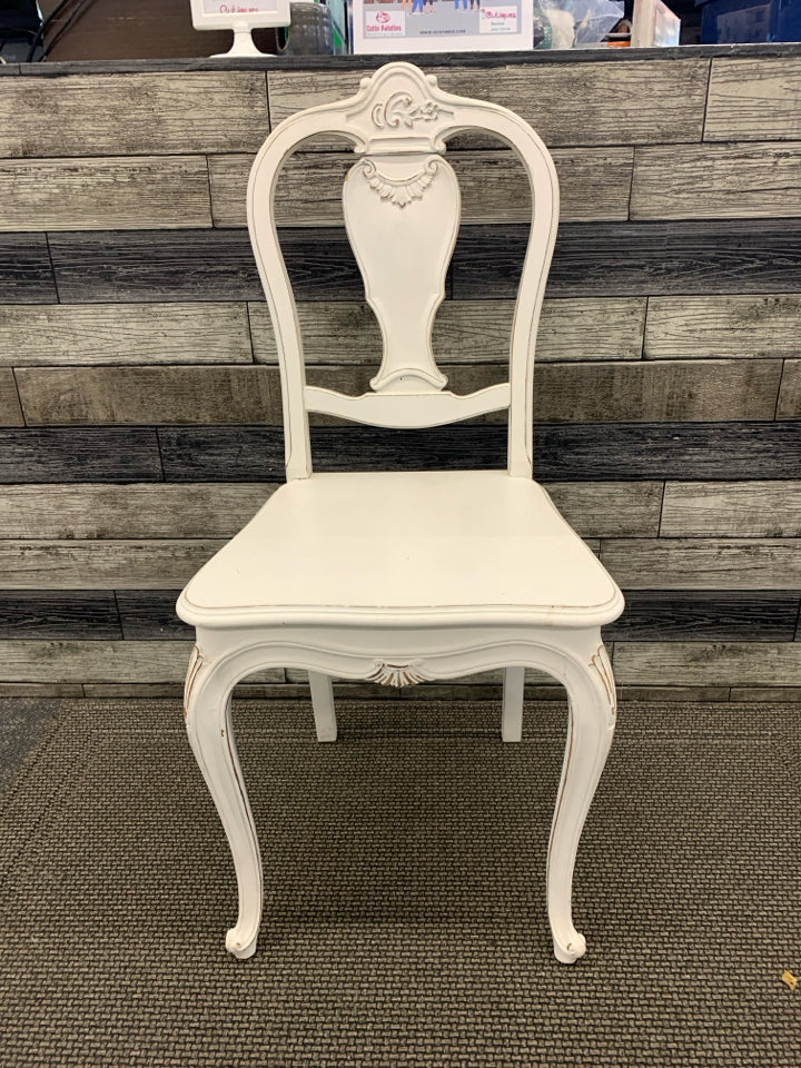 WHITE DISTRESSED ACCENT WOOD CHAIR.