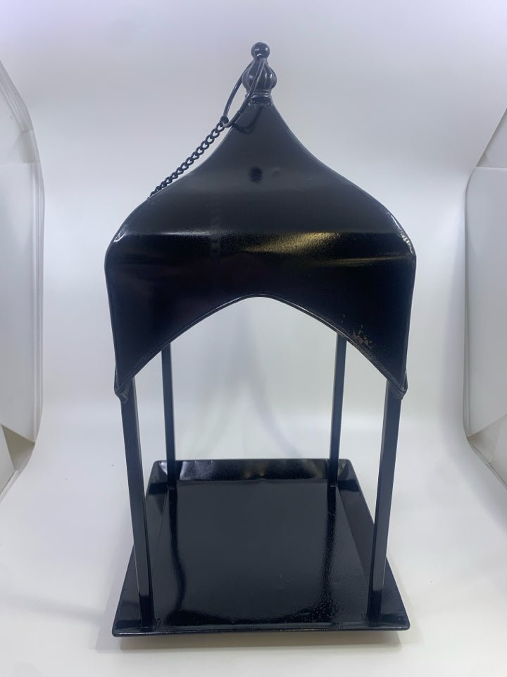 BLACK METAL HANGING LANTERN.
