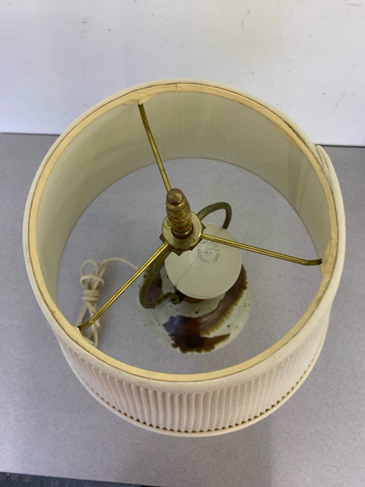 CREAM W/ BROWN SPECKLES POTTERY BASE LAMP W/ WHITE RIBBED SHADE.