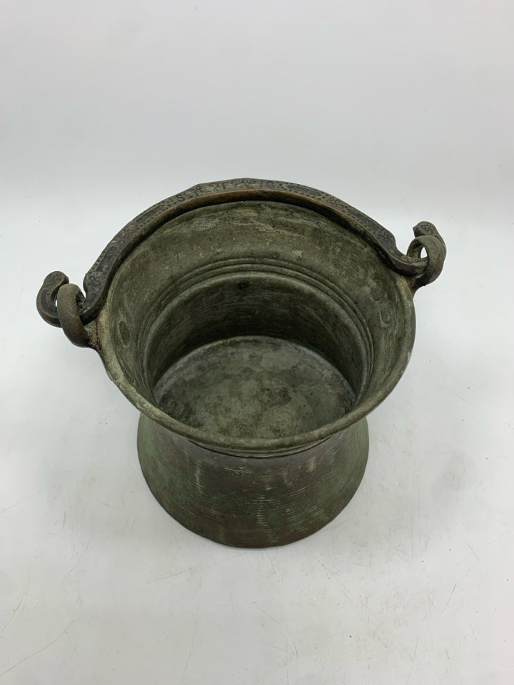 METAL BUCKET W/METAL HANDLE.
