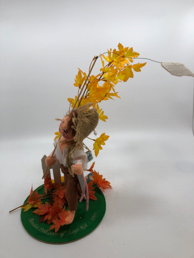 1995 ANNALEE LOGO KID- FALL LEAVES