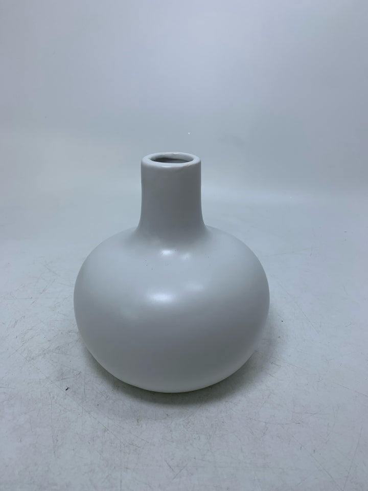 CERAMIC VASE W/ SKINNY NECK.
