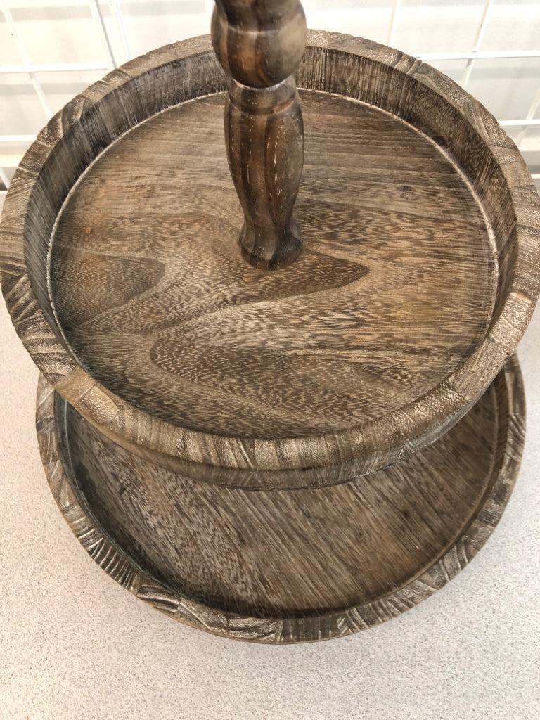 DISTRESSED 2-TIER DISPLAY.