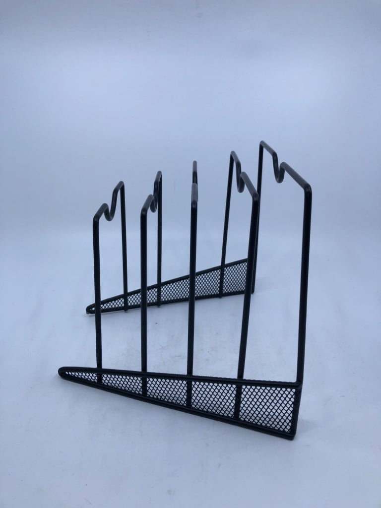 BLACK METAL 4 SLOT FILING STAND.