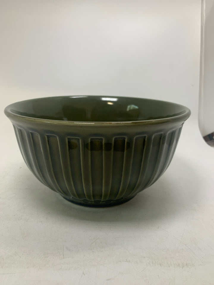 RIBBED HEAVY DARK GREEN BOWL.