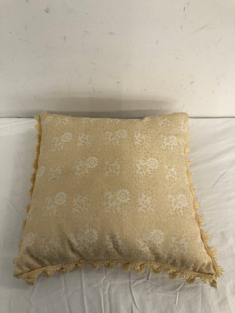 CREAM FLORAL PILLOW W/TASSELS.